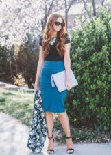 Sandals under the skirt pencil