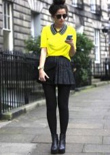 Black skirt sun and bright sweatshirt