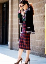 Long checkered pencil skirt - casual look
