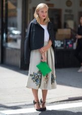 Accessories for long skirts for girls with figure type pear