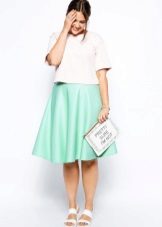 Lightweight knee-length skirt for curvaceous girls