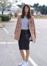 Pencil skirt in combination with sneakers