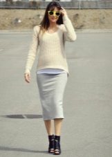 Gray pencil skirt in combination with open ankle boots