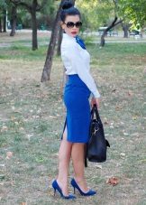 Blue pencil skirt in combination with a white shirt
