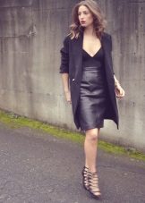 Hình ảnh trang trọng với váy bút chì và eo cao