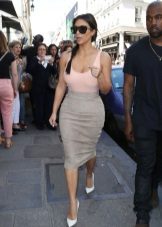 Váy bút chì kết hợp với áo thun