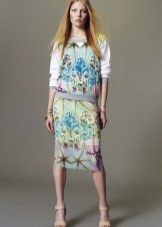 Váy bút chì và sandal đế bệt