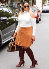 Flared skirt below the knee for full