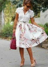 Summer skirt half sun below the knee with a floral print