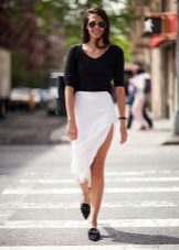 Summer skirt below the knee with a large slit on the thigh