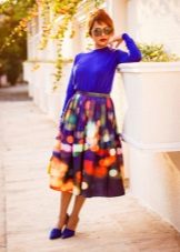 Bright skirt below the knee in combination with a purple blouse