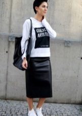 Skirt below the knee in combination with sneakers