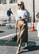 Skirt below the knee in combination with sandals