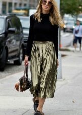 Skirt below the knee in combination with macasin