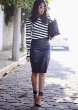 Plain pencil skirt below the knee in combination with a striped crochet