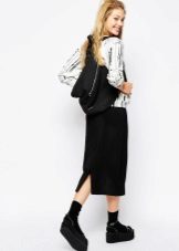 Skirt with a slit at the back