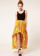 Skirt with a train of bright color
