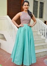 Long skirt sun to the floor for women with an inverted triangle type figure