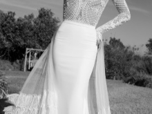 Sexy wedding dress with lowered pepechami