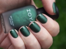 Emerald manicure under the emerald dress