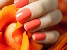 Orange manicure under a brown dress