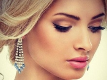 Makeup with brown shades under a peach dress