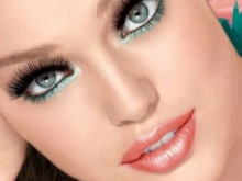 Makeup with green shades under a peach dress