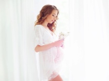 Lace white dress for pregnant photo shoot