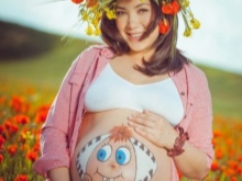 Body painting on the belly of a pregnant woman - a child Alenka
