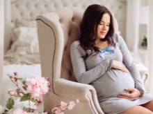 Photo session of a pregnant woman in a photo studio