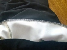 Stitching the skirt and top of the dress with a one-piece sleeve