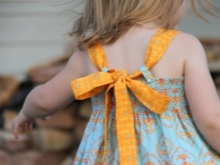 Tying straps on the dress for girls