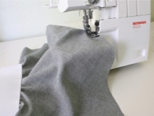 Processing the bottom of the skirt half-elastic