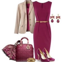 Beige accessories for crimson dress