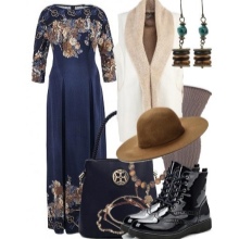 Long dress with a print at the top and bottom, and accessories for women with the figure of a Pear