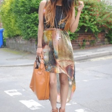 Jewelery and accessories for the dress with a high waist