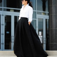 Black skirt sun to the floor