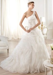 Wedding dress is long and magnificent