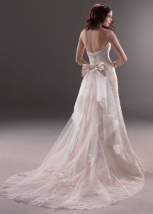 Wedding dress with open back with a bow