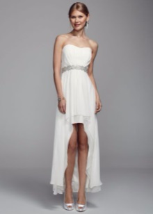 Short wedding dress extending the figure