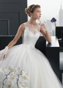 Magnificent wedding dress and short gloves