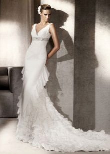 Wedding year dress with ruffles on the back