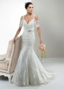Wedding dress of satin and lace