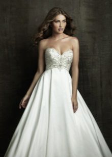 Wedding dress for pregnant women with open shoulders