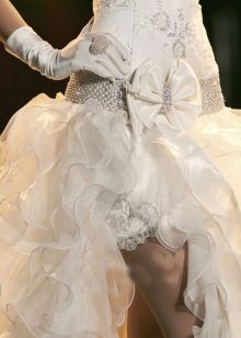 Wedding dress with a removable train with frills