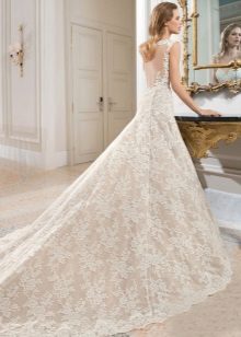 Wedding dress made of lace with a magnificent plume