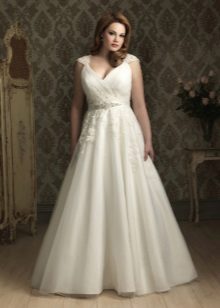 Wedding dress for full brides with lace