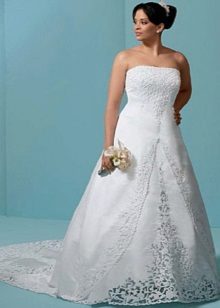 Wedding dress with train and lace for the full bride