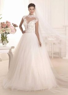Wedding dress closed with openwork