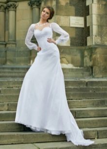 Wedding dress closed with wide sleeves and a train